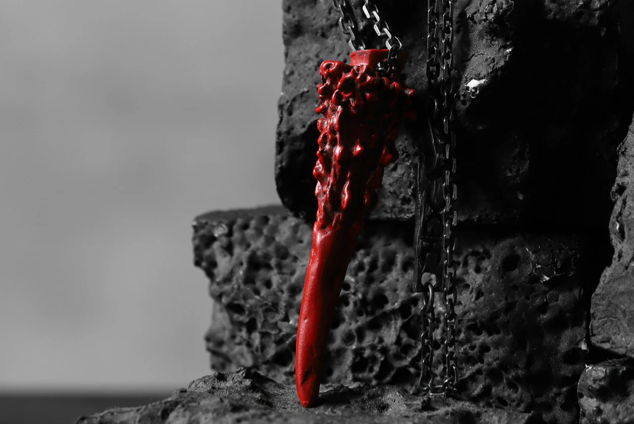 GASPARD HEX Small Horn bronze with red coating / 60cm chain - Image 15