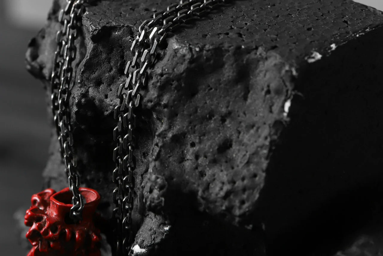 GASPARD HEX Small Horn bronze with red coating / 60cm chain - Image 16