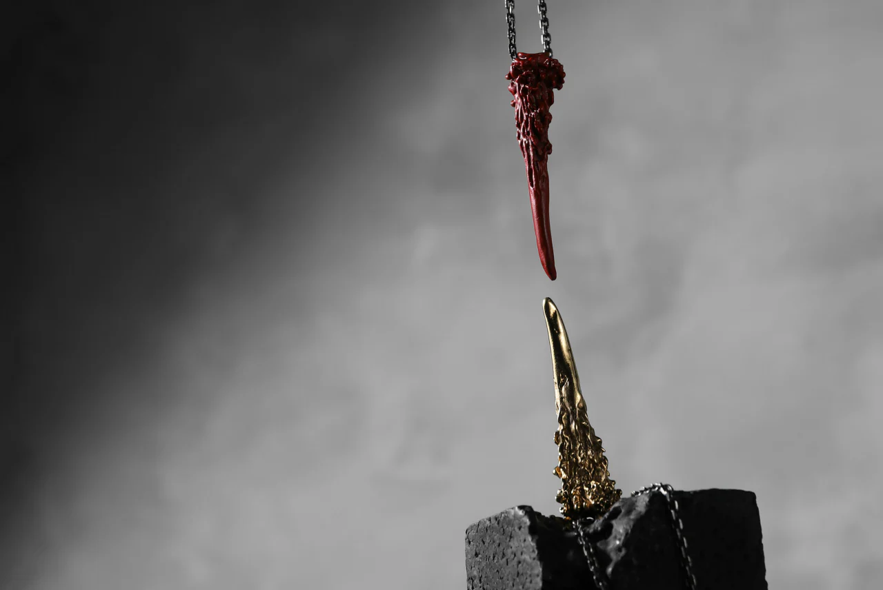 GASPARD HEX Small Horn bronze with red coating / 60cm chain - Image 17