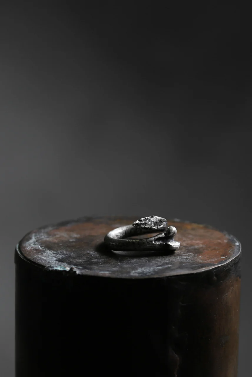 Holzpuppe exclusive Bone ring with White Quartz - Image 11