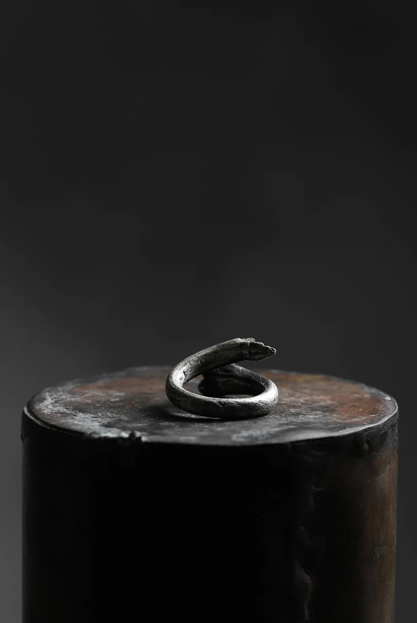 Holzpuppe exclusive Bone ring with White Quartz - Image 13