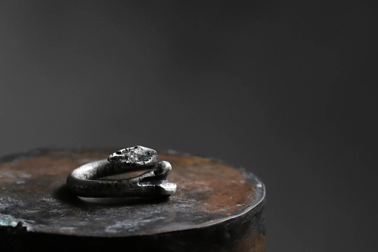 Holzpuppe exclusive Bone ring with White Quartz - Image 18