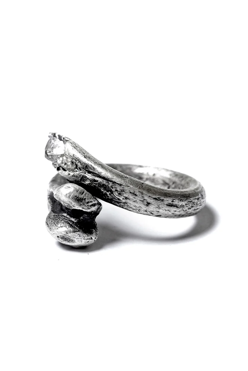 Holzpuppe exclusive Bone ring with White Quartz - Image 4